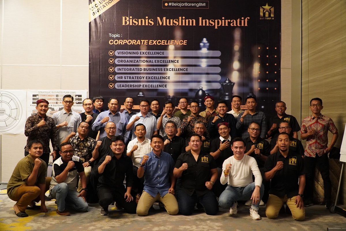 Peserta Forum Bisnis Muslim Inspiratif berfoto bersama di acara Corporate Excellence