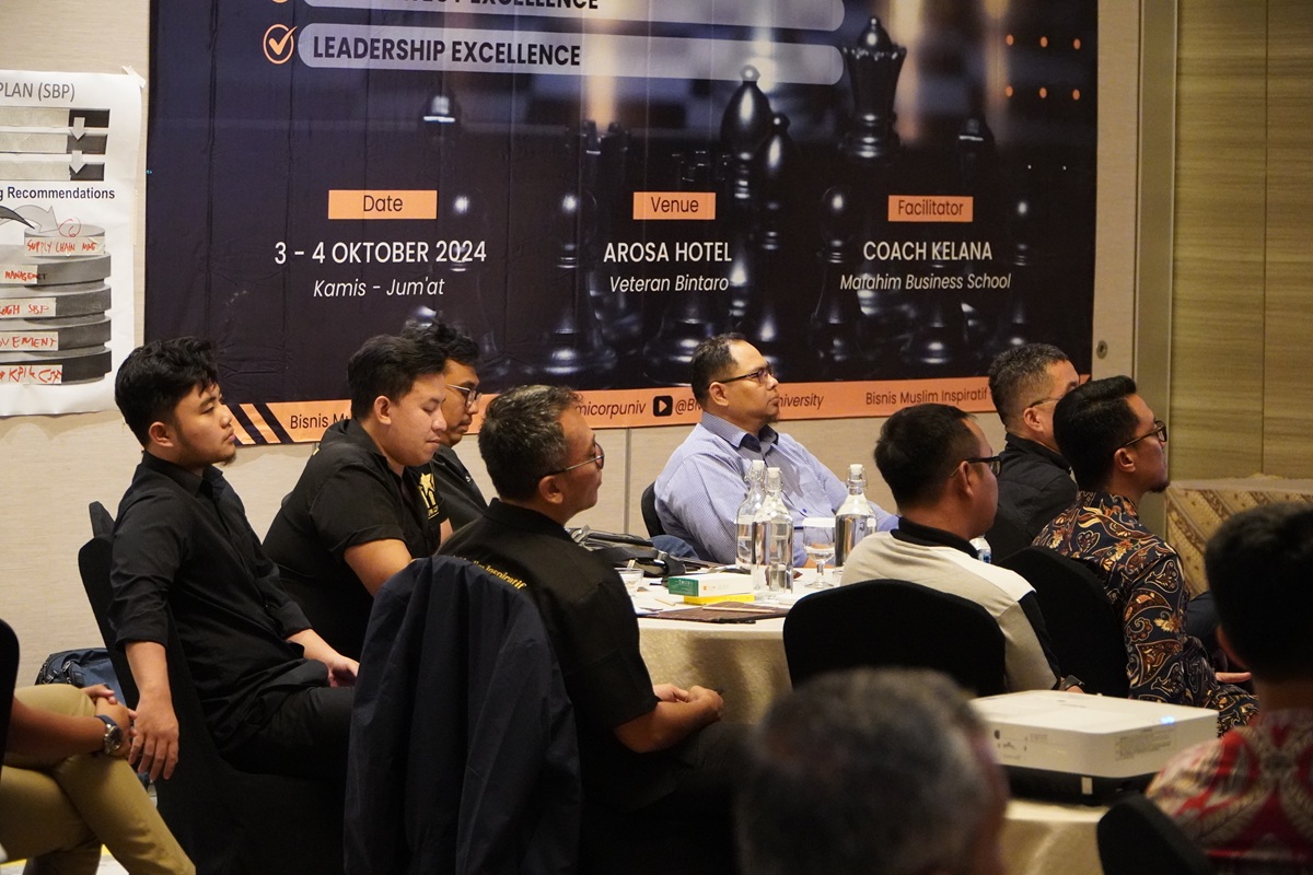 Peserta mengikuti sesi diskusi bisnis di dalam ruangan