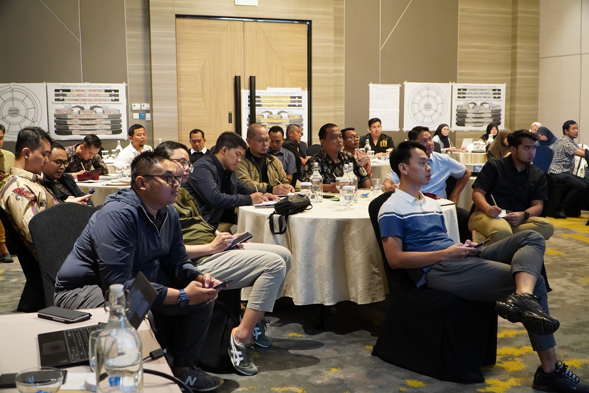 Peserta menyimak materi dan berdiskusi dalam forum bisnis