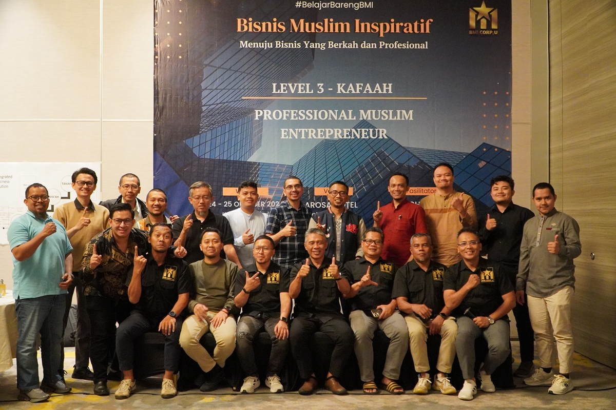 Peserta Forum Bisnis Muslim Inspiratif berfoto bersama setelah kegiatan