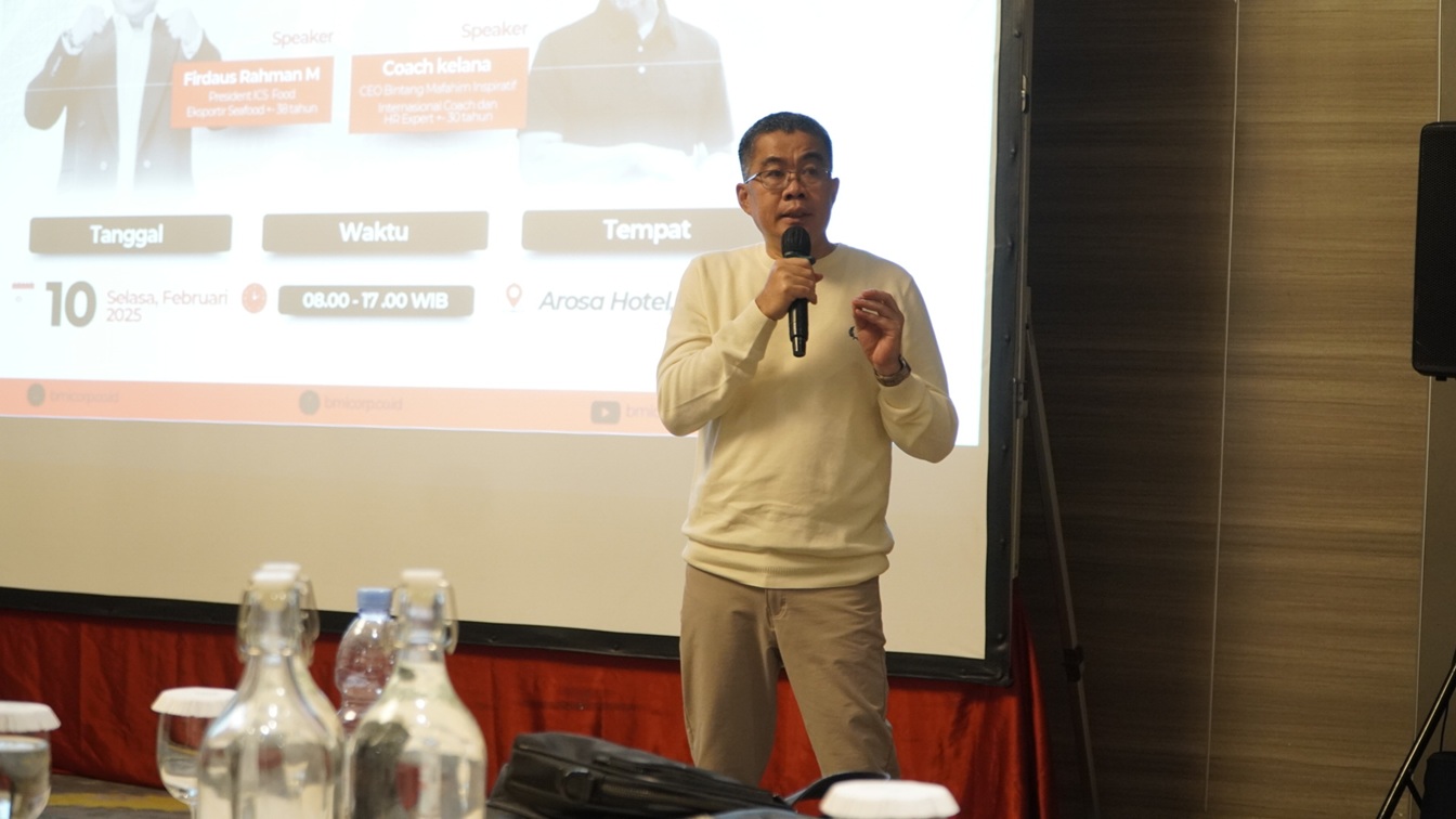 Pembicara menyampaikan materi kepada peserta forum